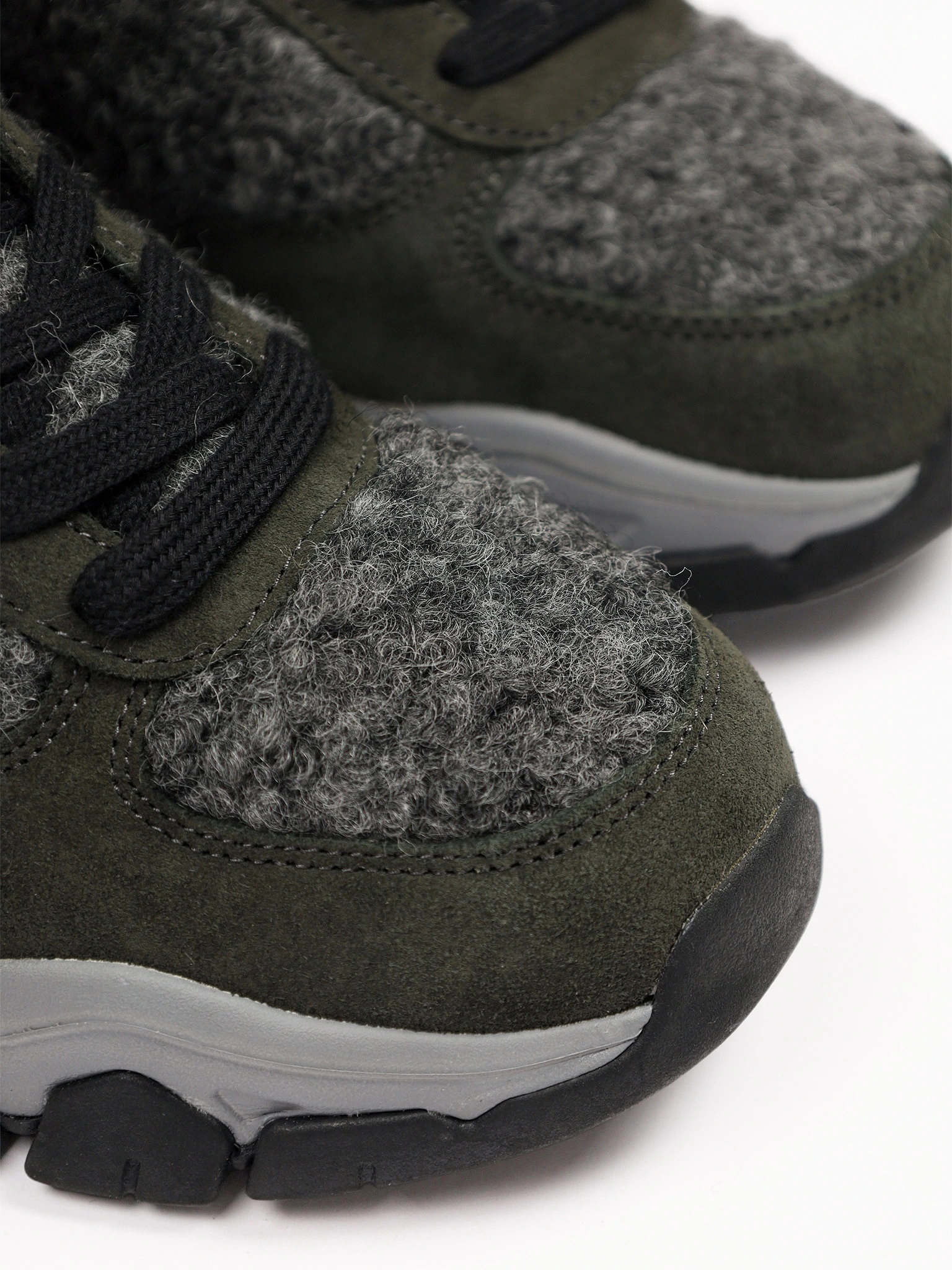 Кроссовки комбинированные с оторочкой мехом